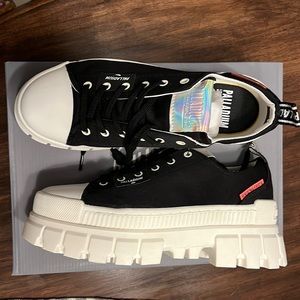 Womens 10

Palladium 

Revolt lo tx

New with manufacturer flaw